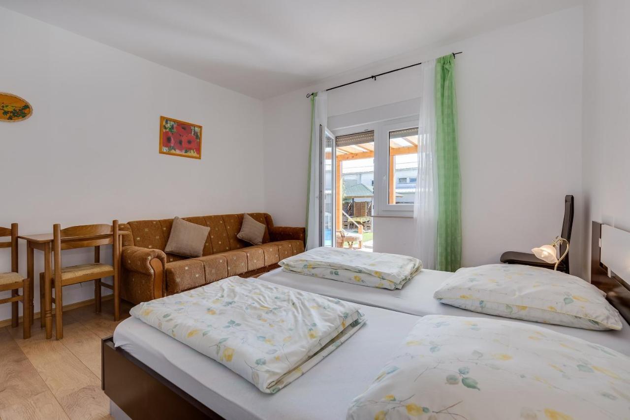 Apartment Twisting By The Private Pool Zadar