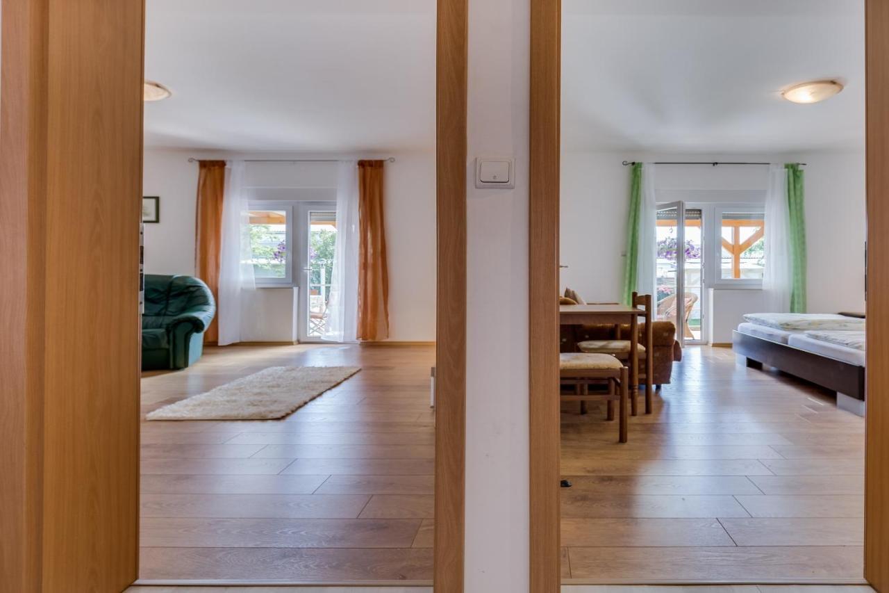Twisting By The Private Pool Appartement